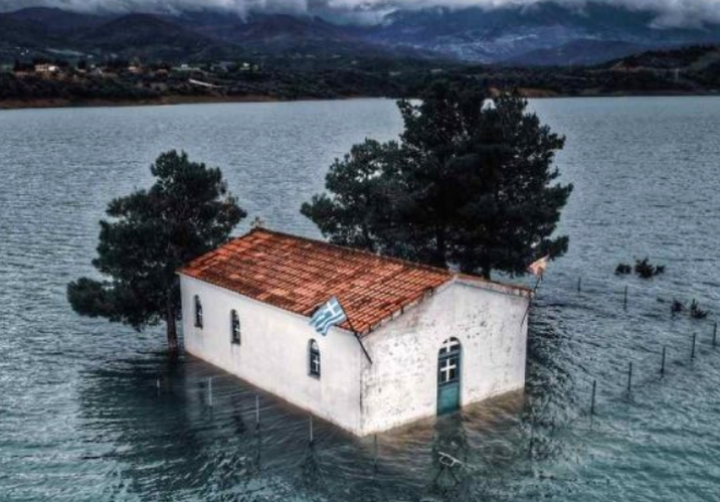 Ένα εκκλησάκι στην Πελοπόννησο βυθίζεται κάθε ημέρα και ίσως χαθεί για πάντα